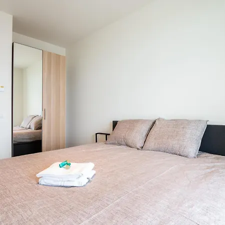 Luxurious New With Stunning Views Apartment