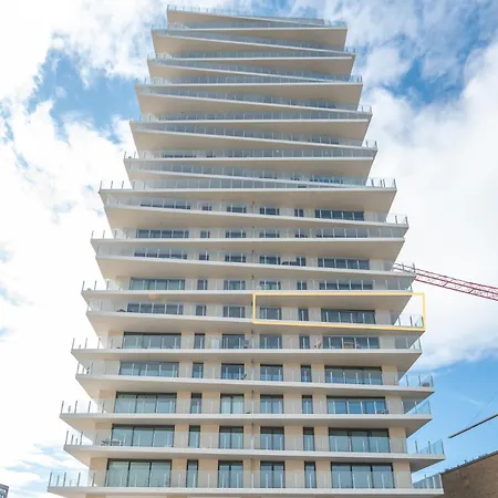 Luxurious New With Stunning Views Apartment *