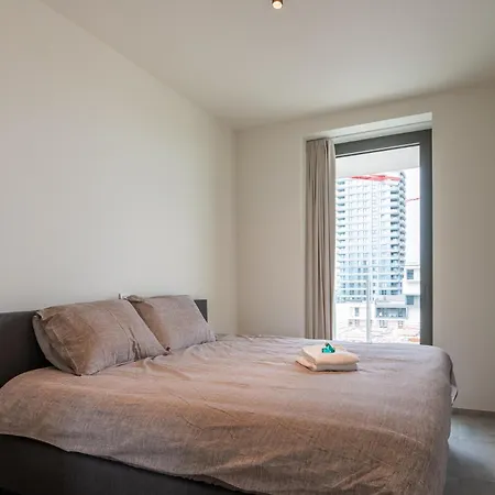 Luxurious New With Stunning Views Apartment